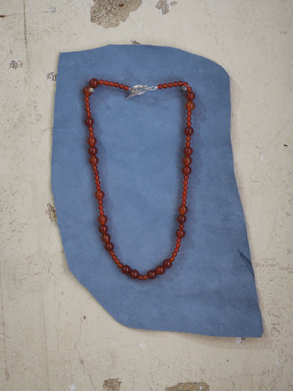 Collar veraniego con piedras naturales, hecho a mano en Valencia