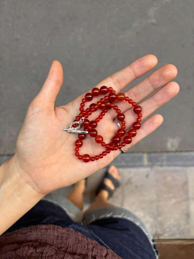 Collar veraniego con piedras naturales, hecho a mano en Valencia