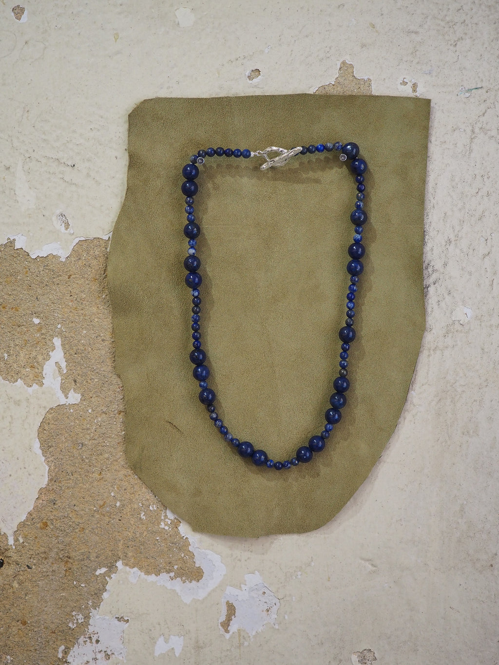 Collar veraniego con piedras naturales, hecho a mano en Valencia
