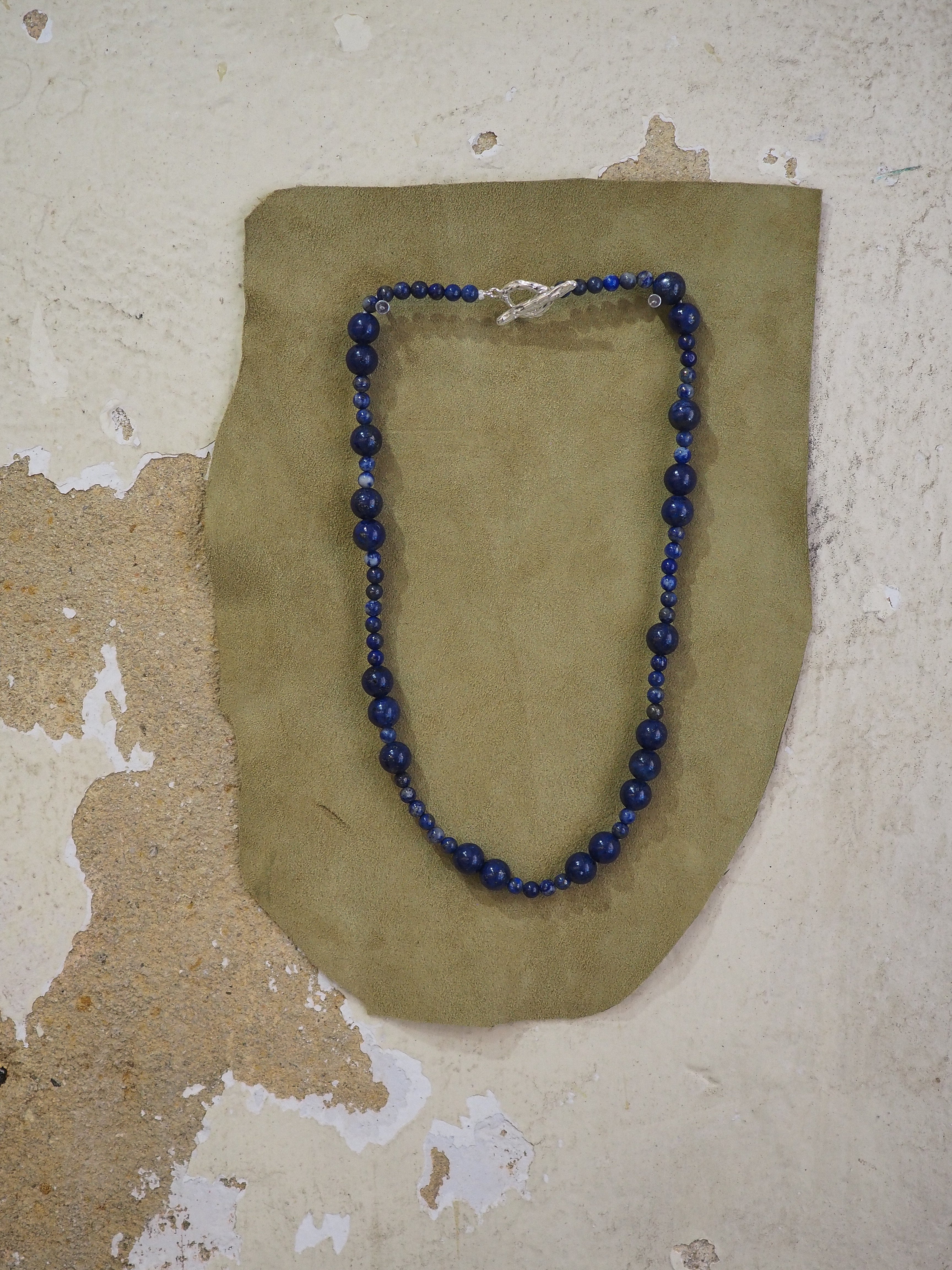 Collar veraniego con piedras naturales, hecho a mano en Valencia
