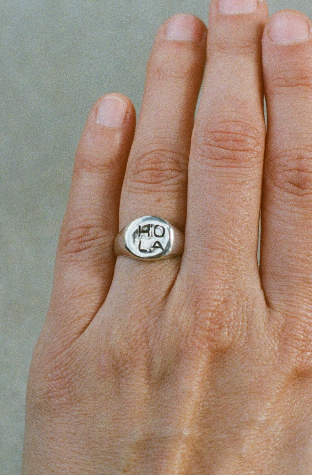 Anillo sello HOLA signet, hecho a mano en plata de ley